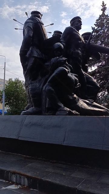 Красноармейцы и брат царя. Памятники рядом смотреть онлайн