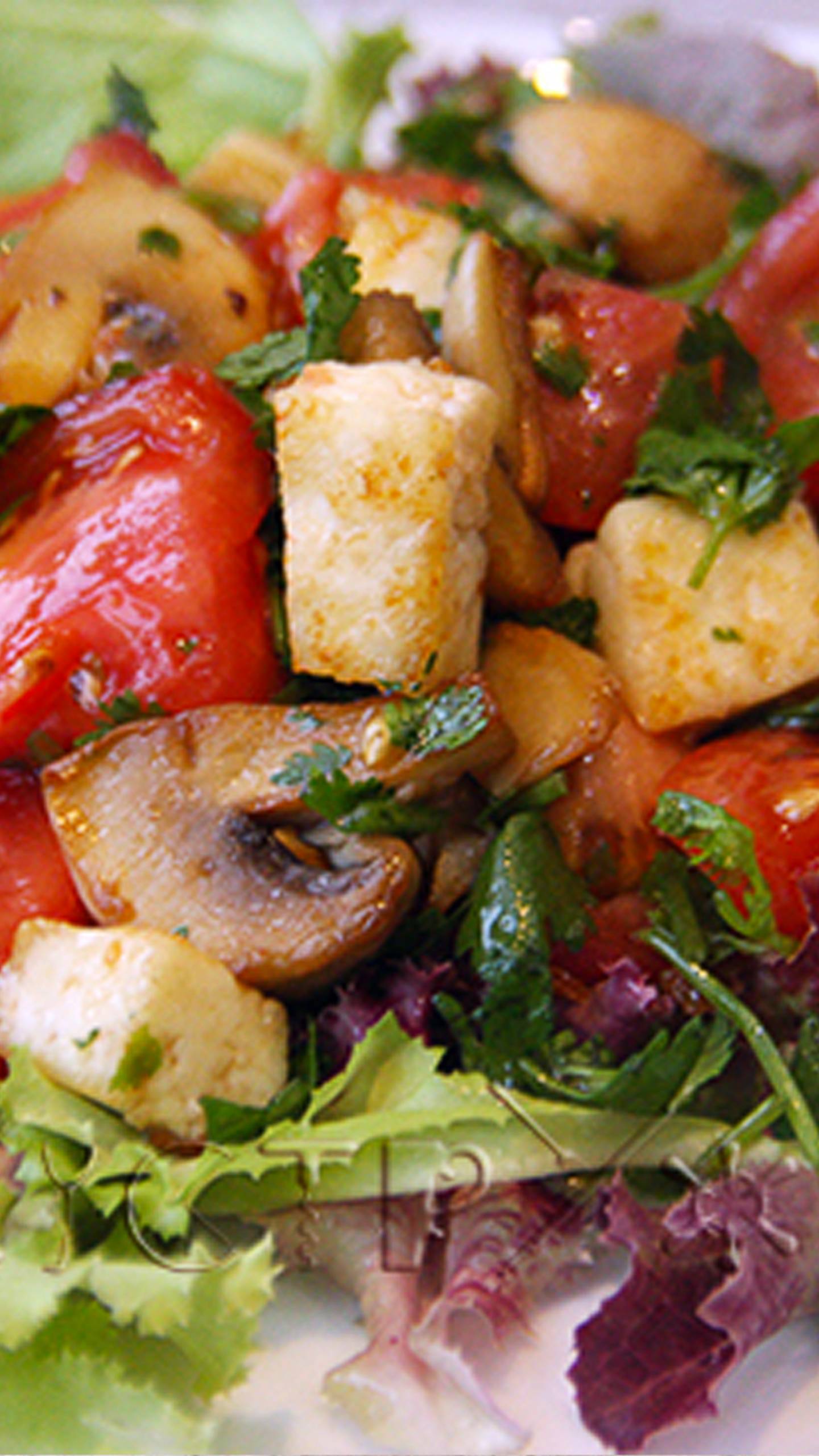 Салат с помидорами, шампиньонами и брынзой. Очень вкусный! смотреть онлайн