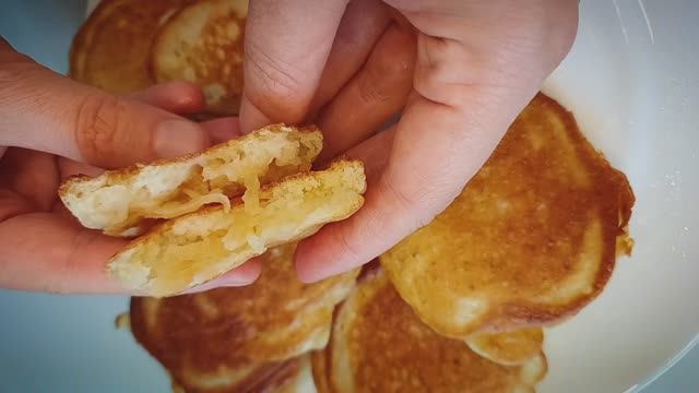 Оладьи к завтраку с яблоком. Делаю с начинкой внутри и с припёком. смотреть онлайн