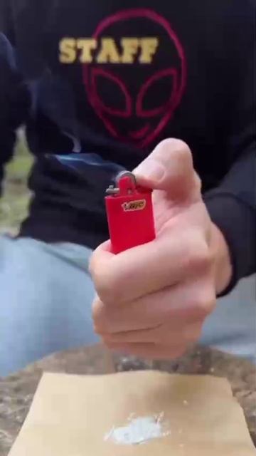 Обратите внимание что оно загорелось, то есть это явно не воск. смотреть онлайн