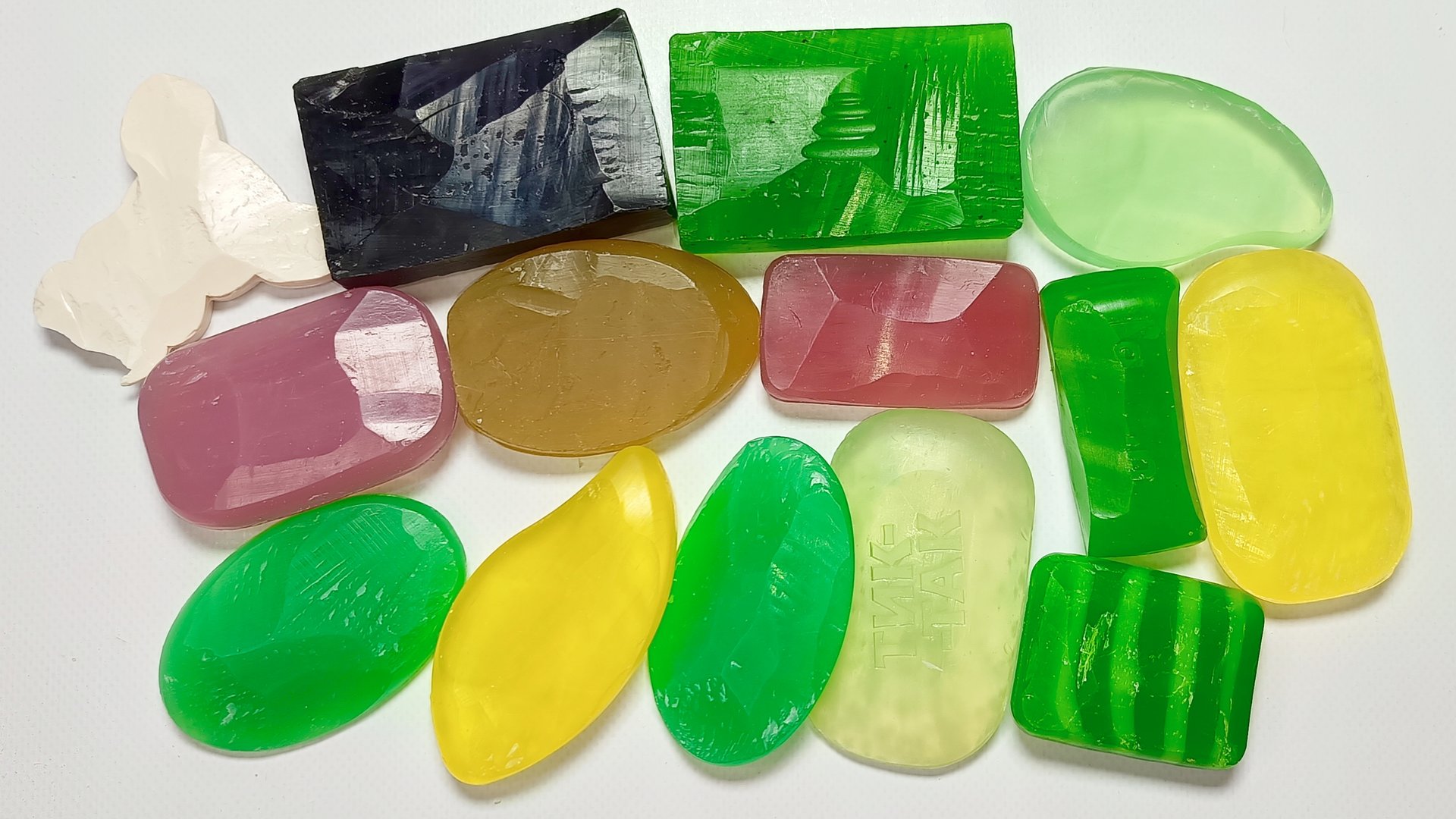 дорезаю глицериновое мыло. асмр резка мыла. cutting soap смотреть онлайн