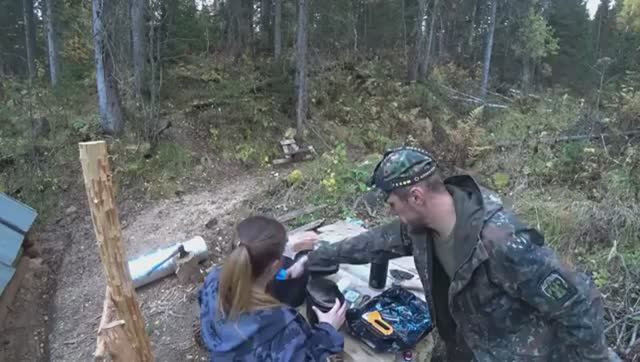 ЖИВЁМ КАК В СКАЗКЕ ЛЕСНОЙ ДОМ-ПРИЮТ ДЛЯ ТАЁЖНИКОВ ВОССТАНОВЛЕНИЕ ИЗБЫ смотреть онлайн