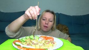 Мукбанг макароны бантики с колбаской, капуста квашеная, овощи. Еда на камеру.