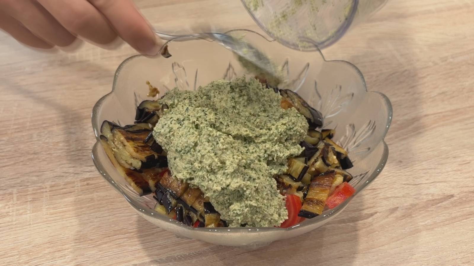 Уж очень вкусный САЛАТ за 3 минуты! Всего 2 простых продукта в составе. Весь секрет в заправке смотреть онлайн