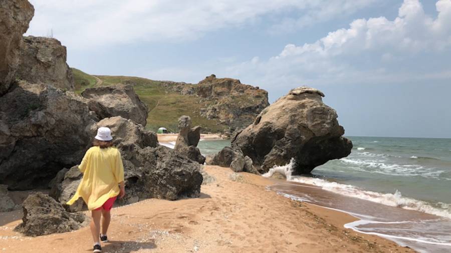 По Крыму пешком на Генеральские пляжи вдоль Азовского моря от Курортного. Зенонов Херсонес смотреть онлайн