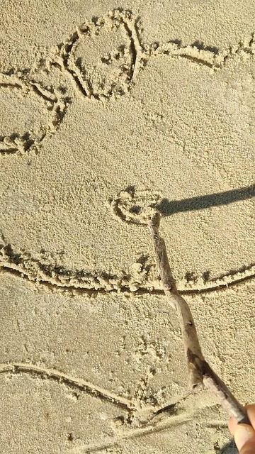 Китти подмигивает, рисуем на песке. МК для детей