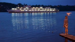 На теплоходе музыка играет