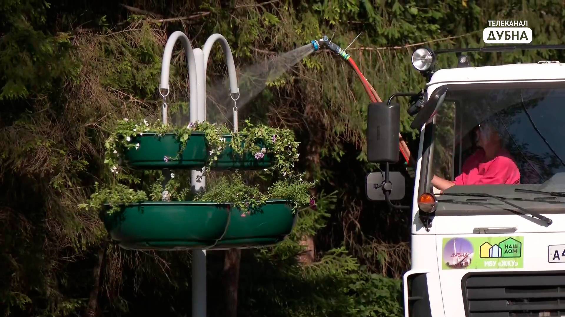 Цветами в вазонах украсили улицу Приборостроителей в Дубне смотреть онлайн