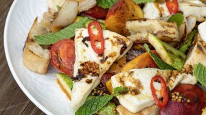 Жареные кабачки с помидорами и хлеб с сыром