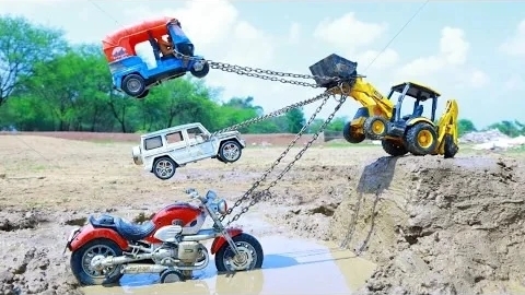 Автомобиль Bajaj Auto Rickshaw Royal Enfield Bullet Bike Land Rover случайно выехал из JCB 3DX