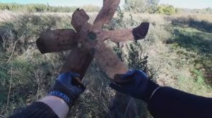 Поиск металлолома с металлоискателем