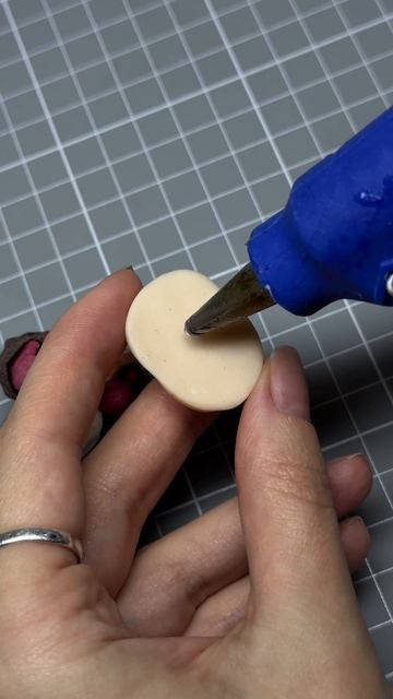 Сильно грустная Ёлочная игрушка Девочка с котом
Игрушка из ваты смотреть онлайн