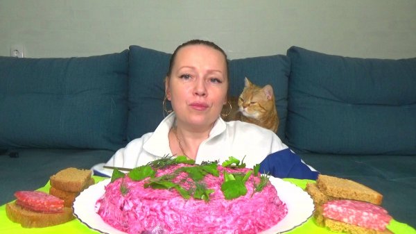 Мукбанг салат мой любимый Селедка под шубой, бутерброды с колбасой. Еда на камеру.