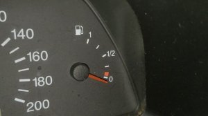 почему постоянно кажет по разному бензин в баке на панельной приборке ВАЗ лада Lada нива