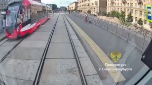 В Петербурге трамвай незаметно подкрался и сбил 16-летнего подростка