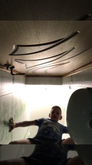 Я лазил в туалете