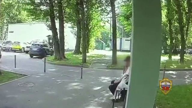 Полицейские на востоке столицы задержали подозреваемого в краже сумки с деньгами