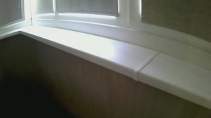 Подоконник на весь балкон - красиво и полезно.