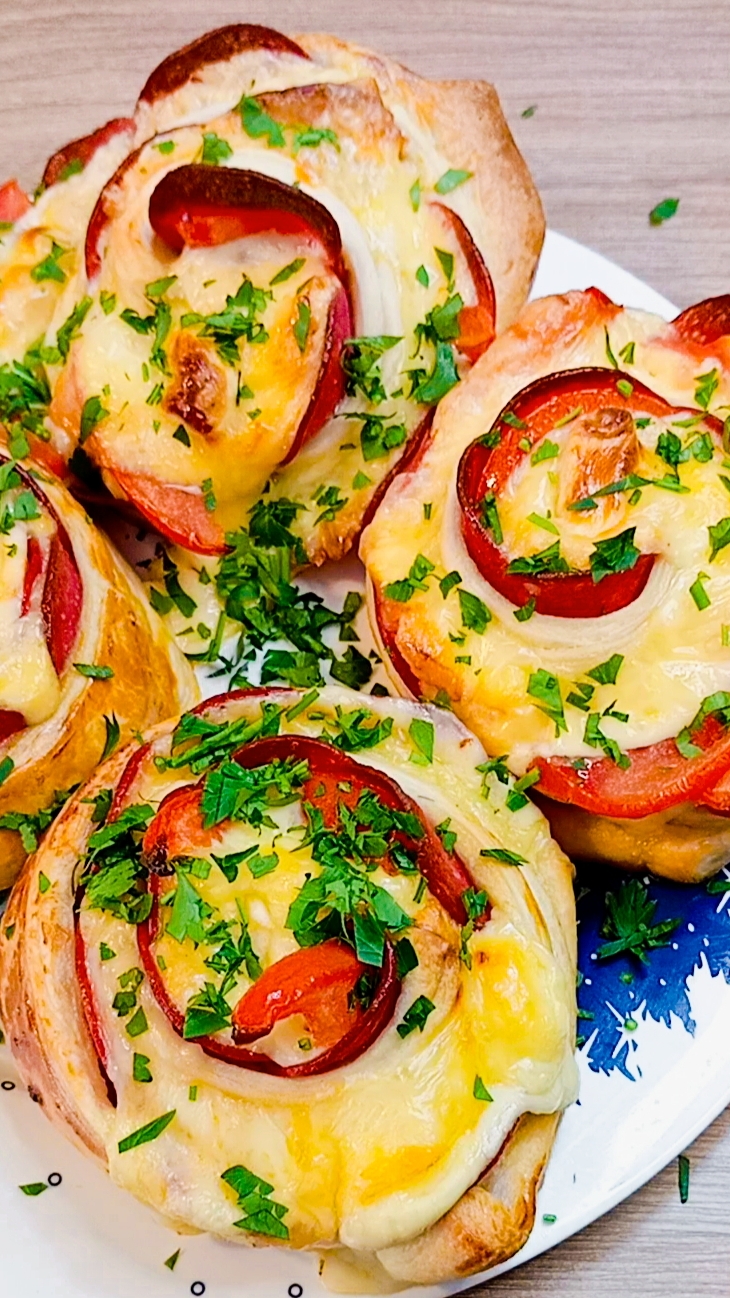 🍕🥪Быстрая Закуска: Слоёная спираль с колбасой, сыром и помидорами! смотреть онлайн