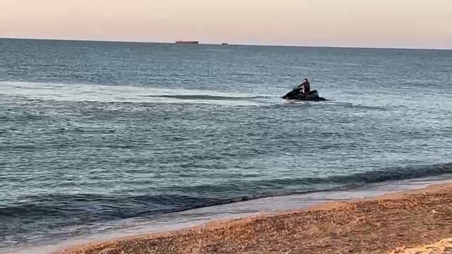 Катание на водных мотоциклах в станице Голубицкой на Азовском море смотреть онлайн