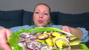 Мукбанг отварная картошечка , селедка с луком, соленья и зелень. Еда на камеру.