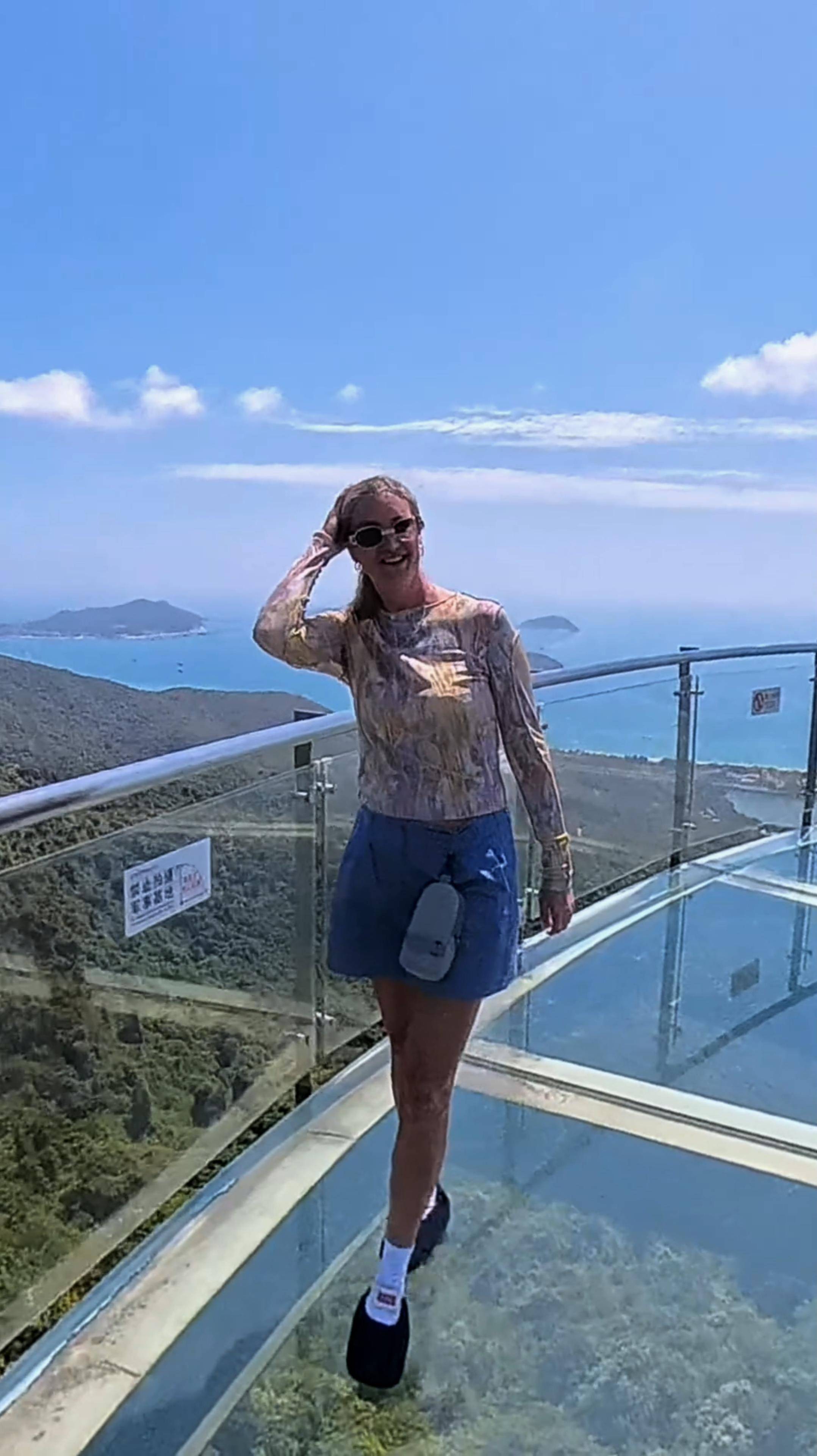 Прикалываемся на стеклянном мосту Ялонг Бэй. Хайнань. Китай #хайнань #китай #островхайнань смотреть онлайн