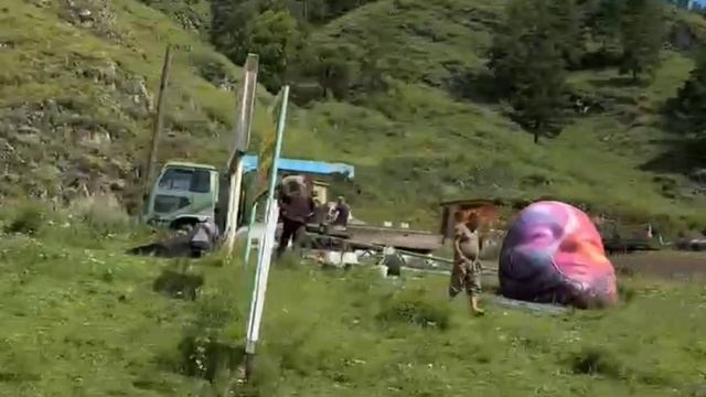 На трассе в Горном Алтае появилась огромная светящаяся маска смотреть онлайн