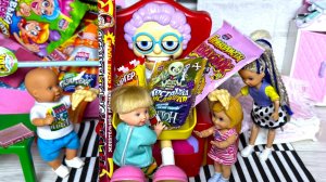 ОТБЕРИ СЛАДОСТИ🍬 У ЗЛОЙ БАБУЛИ😱 Катя и Макс веселая семейка! Куклы барби ИСТОРИИ Даринелкатв