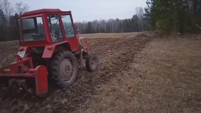 Трактор Т-25 с самодельной фрезой . Тяжелое фрезерование цилины на сенокосном участке . смотреть онлайн