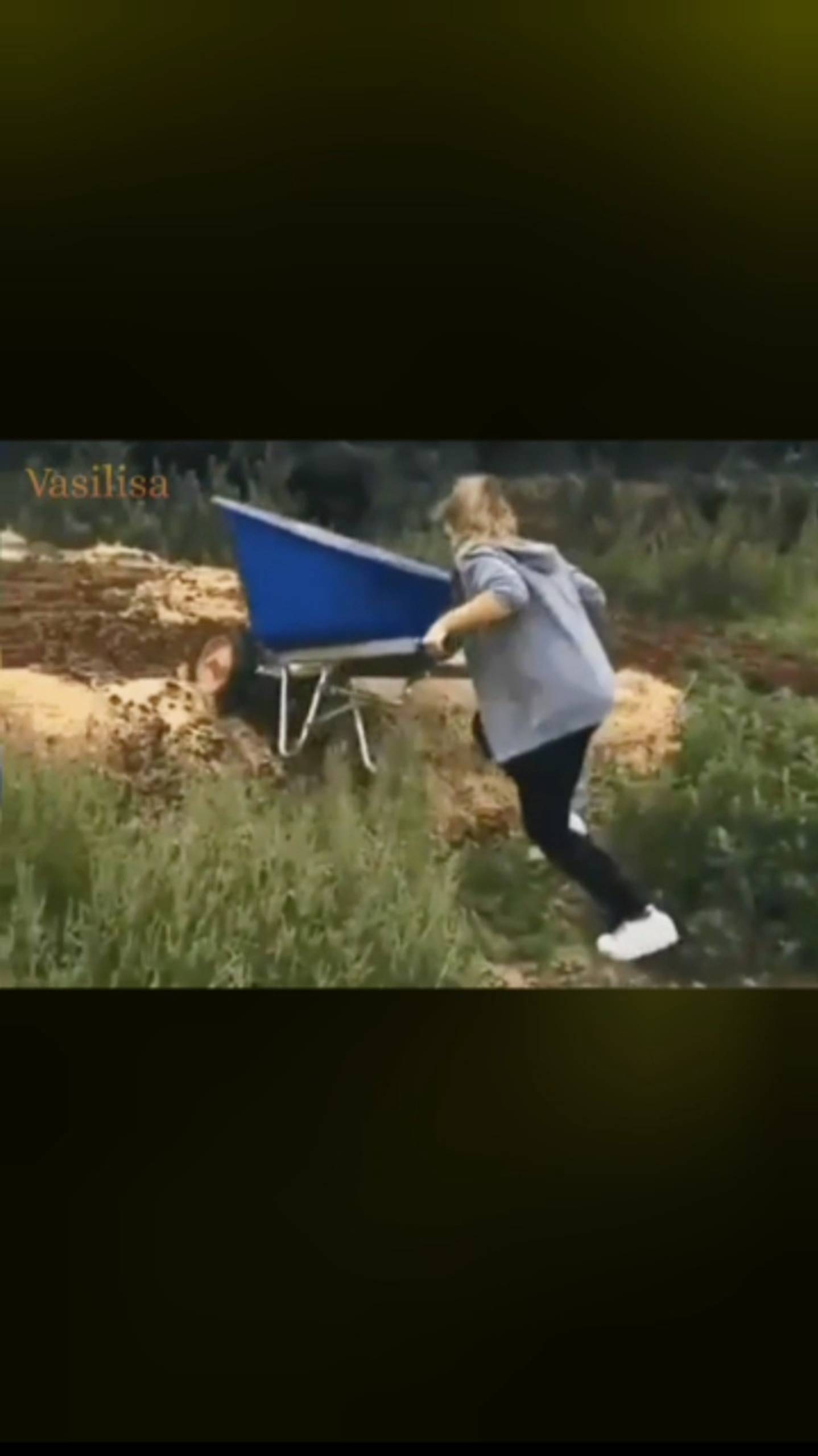 Девушка с тележкой 🥰 смотреть онлайн