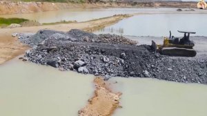 Строительство, засыпка дорога на озере, другой обзор