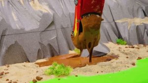 Игрушечная гонка закончилась — вызываем эвакуатор! Полиция на месте 🚔 Видео для дошкольников