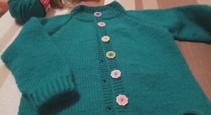 Кофточка спицами на ребенка 4-5 лет регланом сверху.