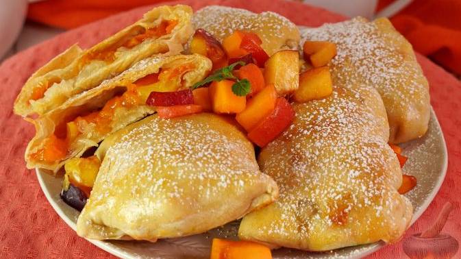 Летняя версия популярного блюда. ПЛАЦИНДЫ С ПЕРСИКАМИ И АБРИКОСАМИ