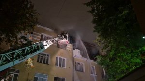 Люди выпрыгивали из окон, спасаясь от пожара. Жилой дом загорелся на юге Москвы