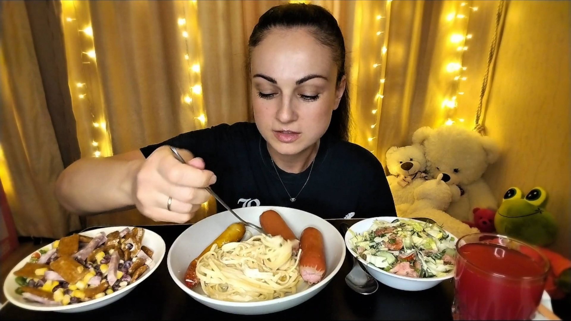 Мукбанг🍝Сардельки с макаронами, салат с фасолью и кукурузой 🥗👍🤤 смотреть онлайн