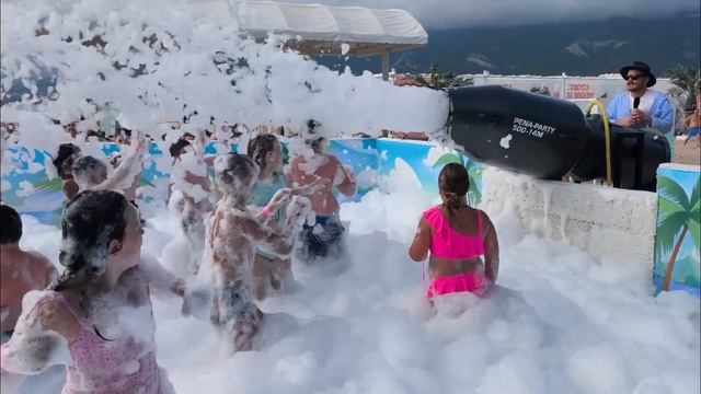 Пенная вечеринка на пляже Геленджика смотреть онлайн