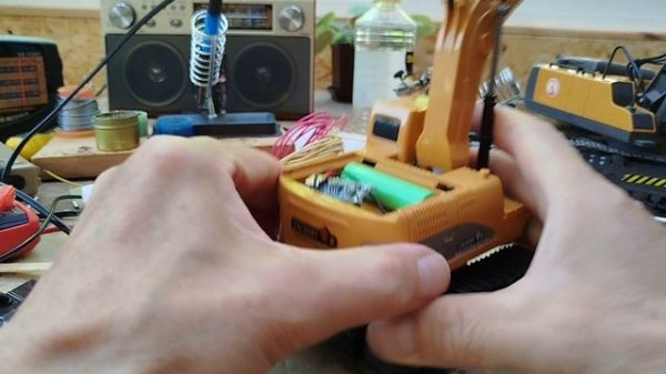 Лайфхак игрушка экскаватор перевод на питание от литиевого аккумулятора #lifehack