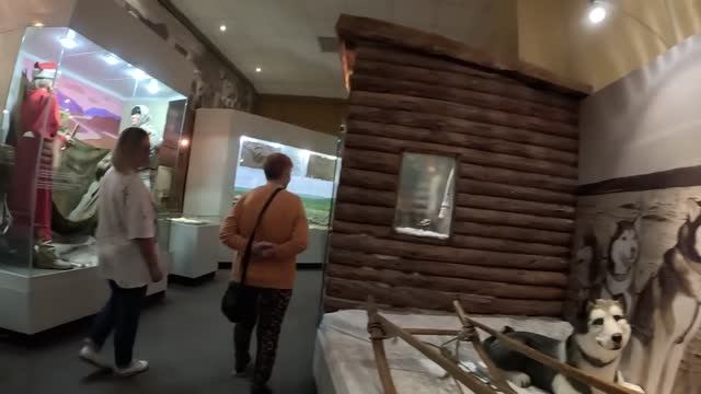 Экскурсия по музею в Дудинке (ч2) / Древние рукописи / Старинные костюмы смотреть онлайн