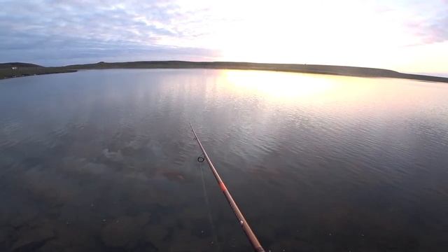 РЫБАЛКА НА СВЯЩЕННОМ ОСТРОВЕ!! ЖИВЕМ В СТАРОЙ ИЗБЕ В ГОРАХ! И ЛОВИМ АРКТИЧЕСКОГО ГОЛЬЦА !!! смотреть онлайн