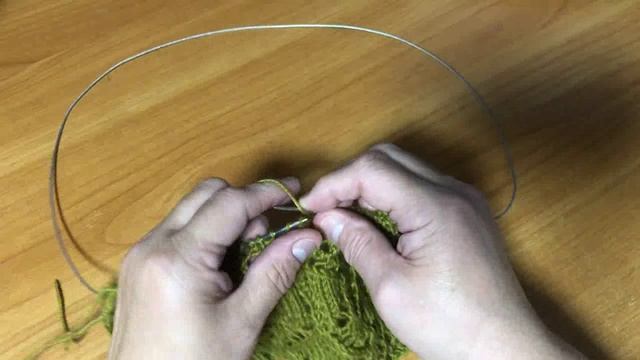 Этот узор спицами для любых плечевых изделий. Присоединяйтесь повяжем вместе смотреть онлайн