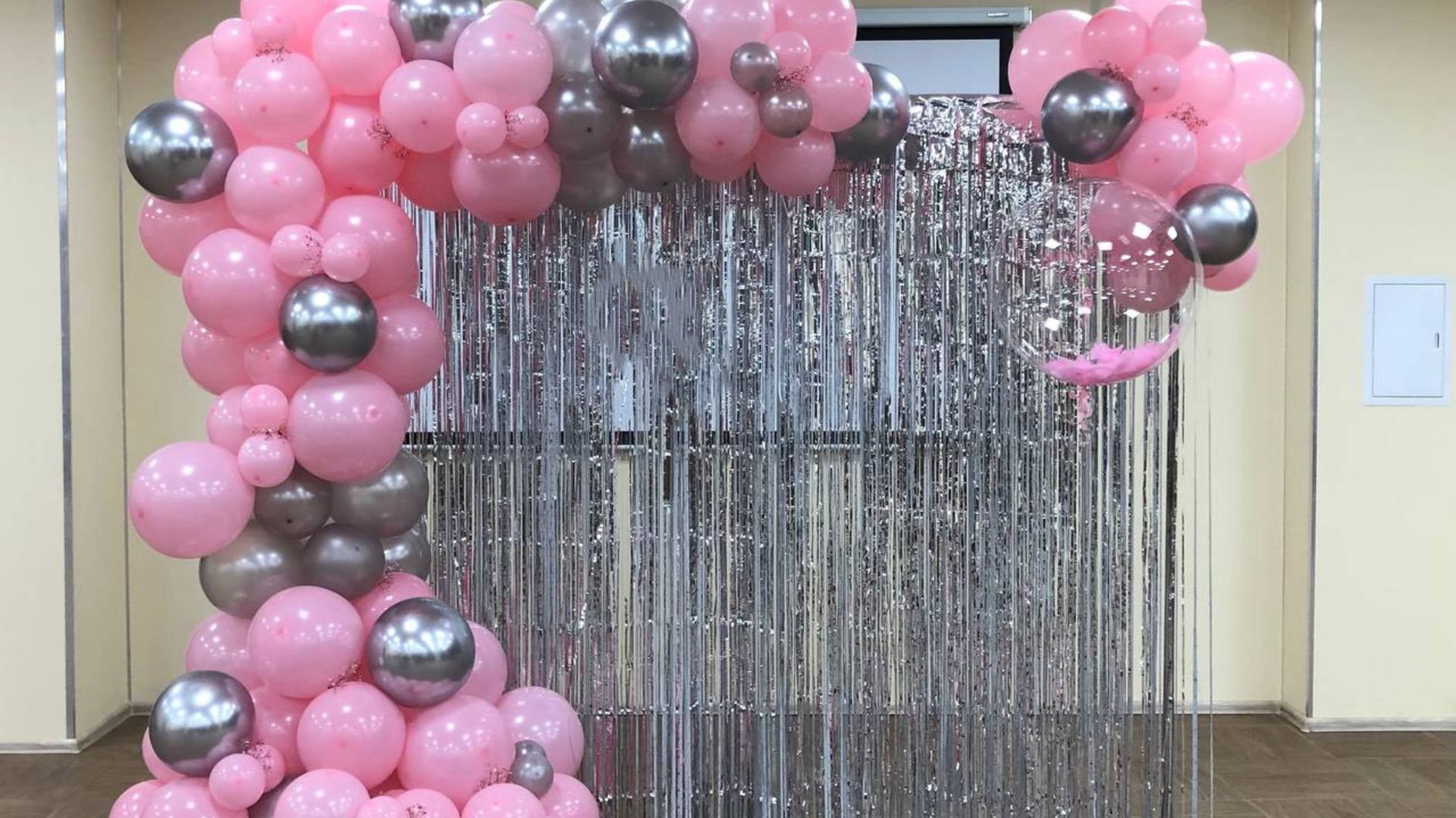 Фотозона с помощью дождика. Оформление фотозоны шариками смотреть онлайн