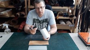 Простое тиснение кожи с помощью акриловых клише большого размера.