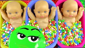 Мультики для детей. Смешиваем в ванне конфеты M&M's и слайм. Смотреть онлайн залипалки  для малышей