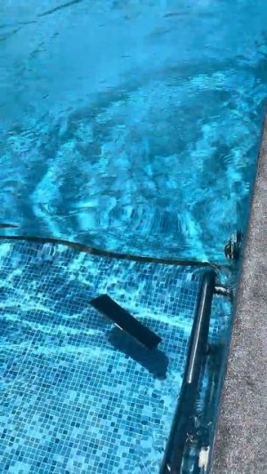 Дочка решила разыграть папу… и случайно утопила его MacBook за 3000 $