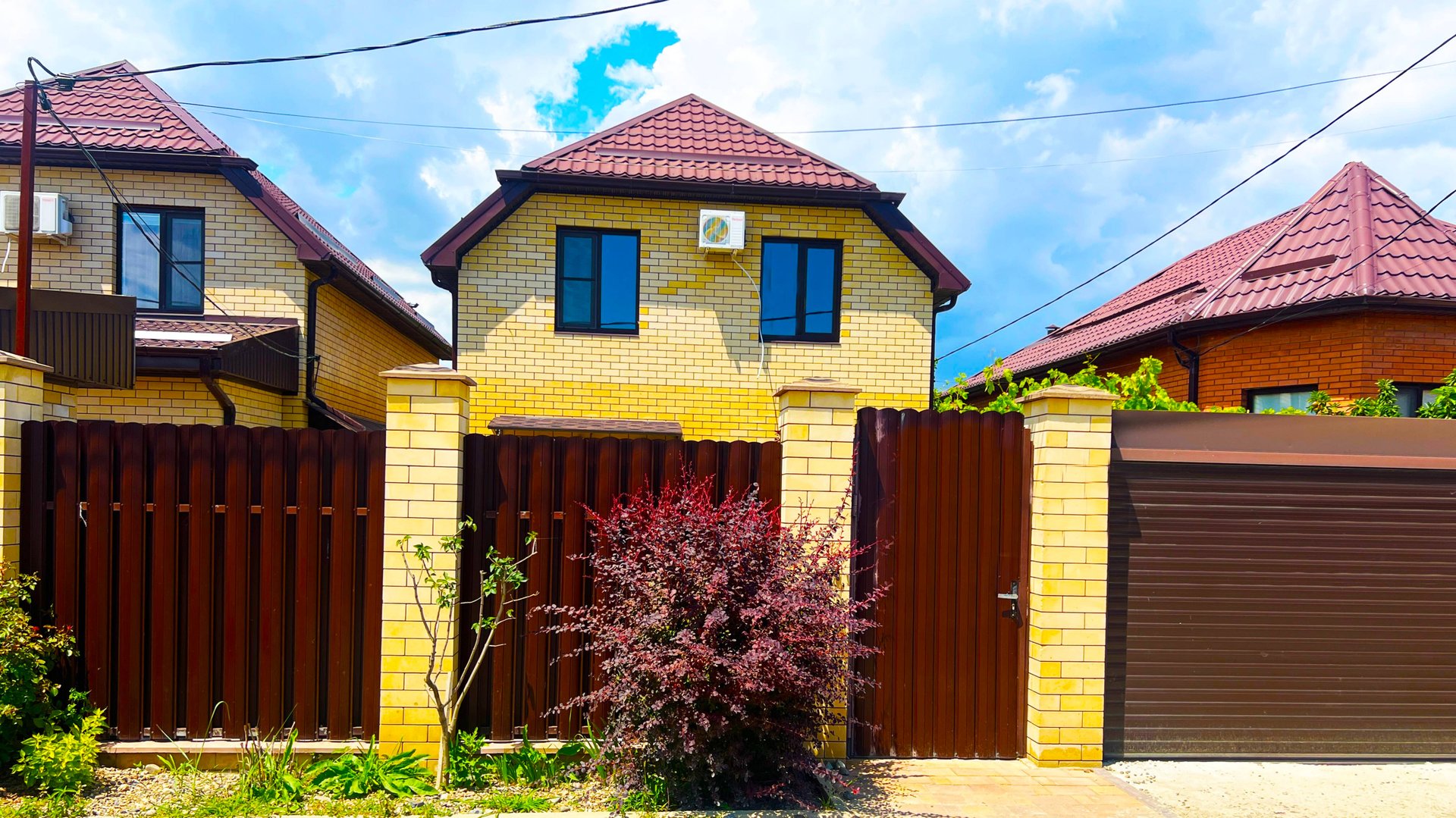 Здесь не копают, а живут красиво: стильный дом с ремонтом, террасой и местом под барбекю и бассейн смотреть онлайн