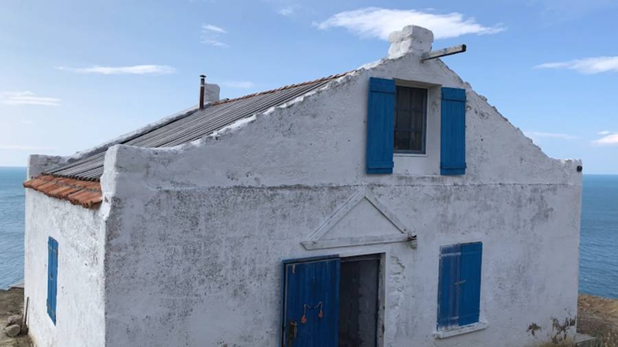 По Крыму пешком к маяку Меганома через горы и вдоль моря через скалы обратно к Тавриде-Арт смотреть онлайн