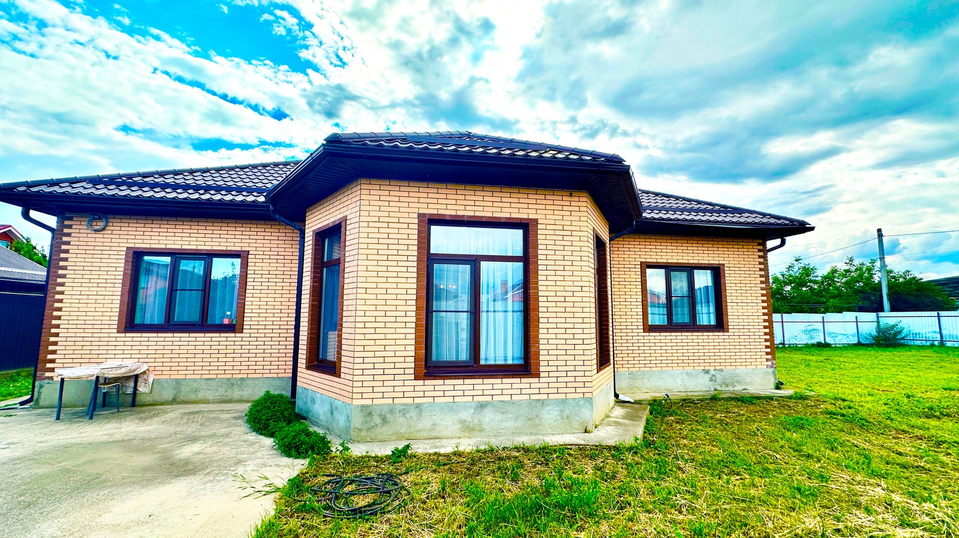 Современный дом с шикарной кухней-гостиной — уют рядом с городом и быстрый путь к морю смотреть онлайн