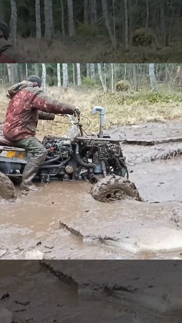 Квадроцикл пытается выбратся из грязи №202в смотреть онлайн