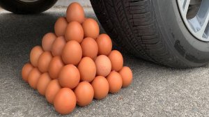Машина давит предметы колесом! Эксперименты с колесом! Давим яйца! Залипалка ASMR